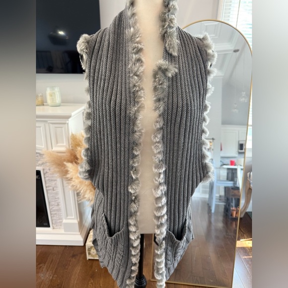 Gray Knit Vest with Faux Fur Trim - Picture 7 of 9